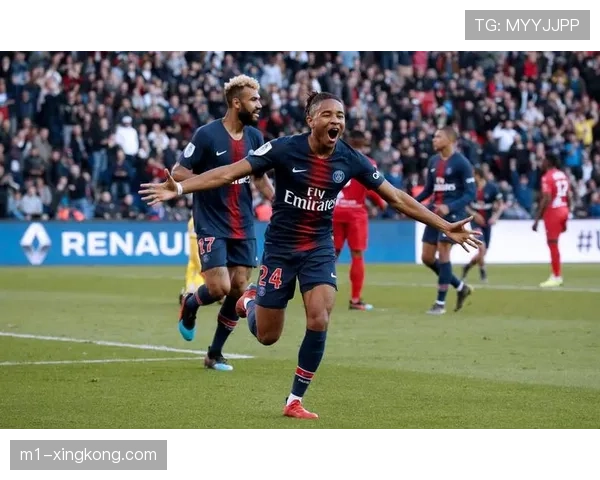 法甲对决：巴黎圣日耳曼控球占优，半场未能攻破洛里昂防线